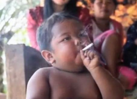 La 2 ani, un băieţel din Indonezia fumează 40 de ţigări pe zi